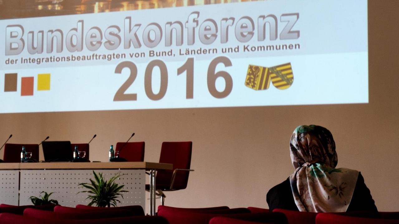 Eine Teilnehmerin mit Kopftuch an der Bundeskonferenz der Integrationsbeauftragten des Bundes, der Länder und Kommunen hat am 18.04.2016 einen Platz im Festsaal im Rathaus in Dresden (Sachsen) eingenommen.