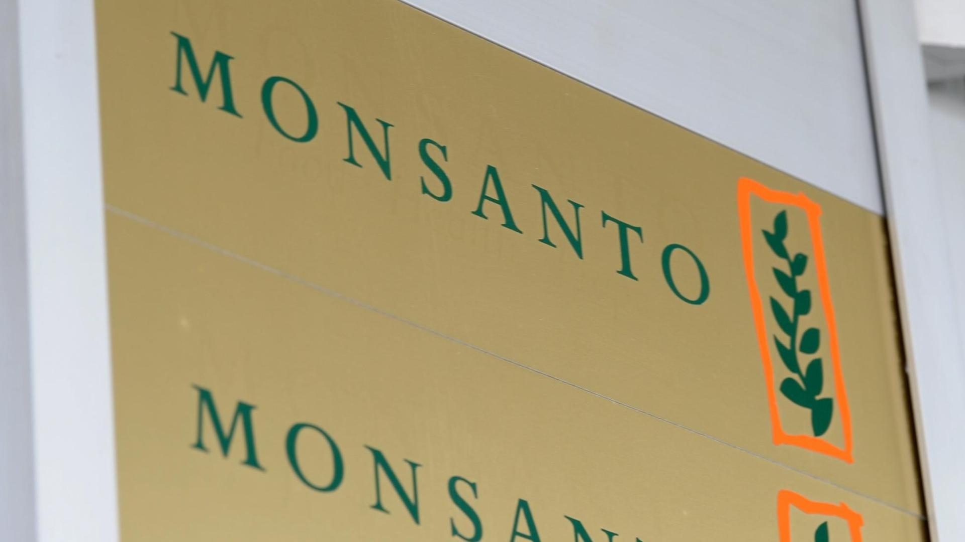 Das Firmenlogo der Firma Monsanto am Eingang des Bürogebäudes in Düsseldorf, in dem die Monsanto Agrar Deutschland GmbH ihren Sitz hat. Das Firmenlogo der Firma Monsanto am Eingang des Bürogebäudes in Düsseldorf, in dem die Monsanto Agrar Deutschland GmbH ihren Sitz hat.