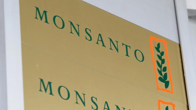 Das Firmenlogo der Firma Monsanto am Eingang des Bürogebäudes in Düsseldorf, in dem die Monsanto Agrar Deutschland GmbH ihren Sitz hat.