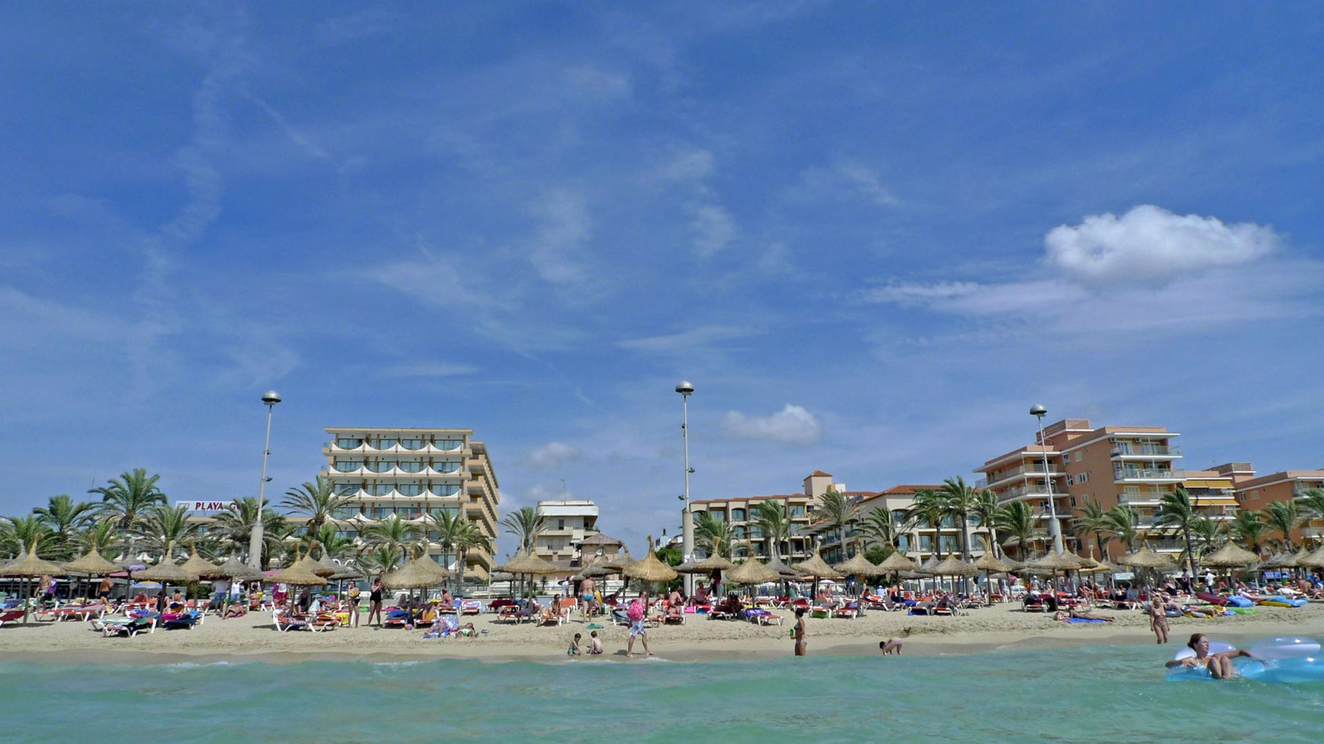 Blick vom Wasser auf den Strand von Palma auf der spanischen Mittelmeerinsel Mallorca Blick vom Wasser auf den Strand von Palma auf der spanischen Mittelmeerinsel Mallorca