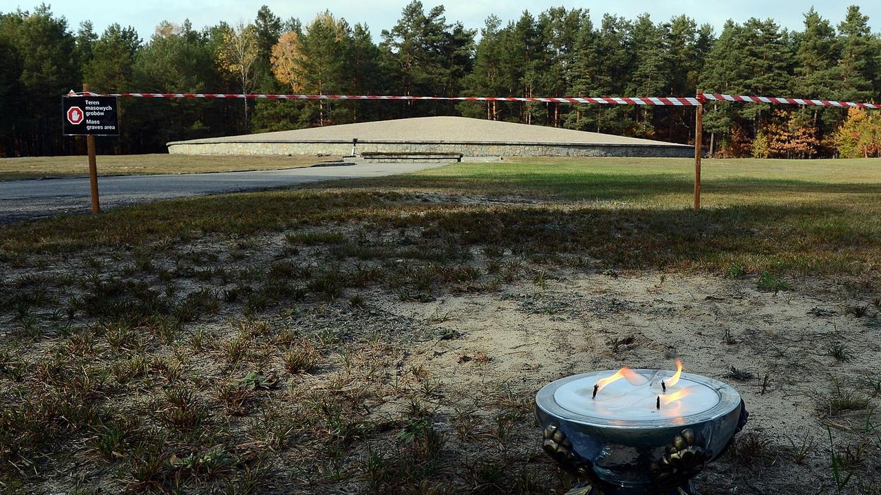 Kerzen brennen am 14.10.2013 vor der Gedenkstätte des ehemaligen Vernichtungslagers Sobibor, um an die Opfer zu erinnern, die dort im Zweiten Weltkrieg umgebracht wurden. Kerzen brennen am 14.10.2013 vor der Gedenkstätte des ehemaligen Vernichtungslagers Sobibor, um an die Opfer zu erinnern, die dort im Zweiten Weltkrieg umgebracht wurden.