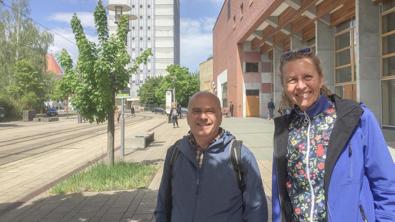Frisch gebackene Mitglieder von Bündnis90/Die Grünen: Viadrina-Vizepräsidentin Janine Nyuken und Ingenieur und Radfahrer Peter Hauptmann in Frankfurt (Oder) Frisch gebackene Mitglieder von Bündnis90/Die Grünen: Viadrina-Vizepräsidentin Janine Nyuken und Ingenieur und Radfahrer Peter Hauptmann in Frankfurt (Oder)