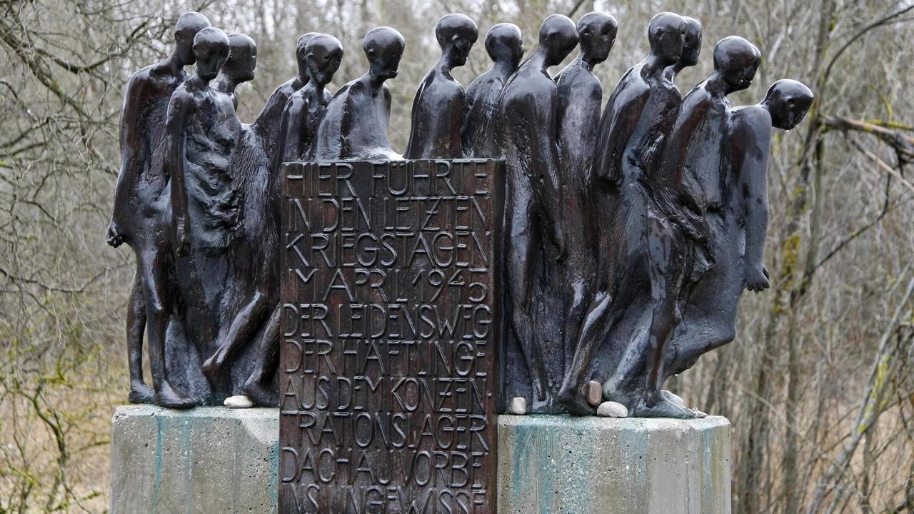 Mahnmal zur Erinnerung an den Todesmarsch der KZ-Häftlinge von Dachau 1945, Königsdorf, Bayern, Deutschland, Europa Mahnmal zur Erinnerung an den Todesmarsch der KZ-Häftlinge von Dachau 1945, Königsdorf, Bayern, Deutschland, Europa