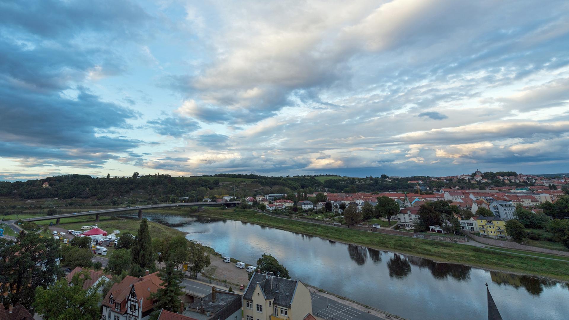 Wolken ziehen am 11.09.2017 über die Elbe und die Altstadt von Meißen (Sachsen). Wolken ziehen am 11.09.2017 über die Elbe und die Altstadt von Meißen (Sachsen).