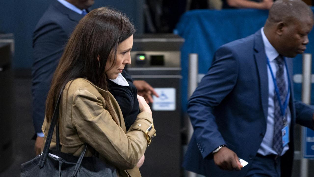 Jacinda Ardern im hellbraunen Mantel mit ihrem Baby in den Armen. Jacinda Ardern im hellbraunen Mantel mit ihrem Baby in den Armen.