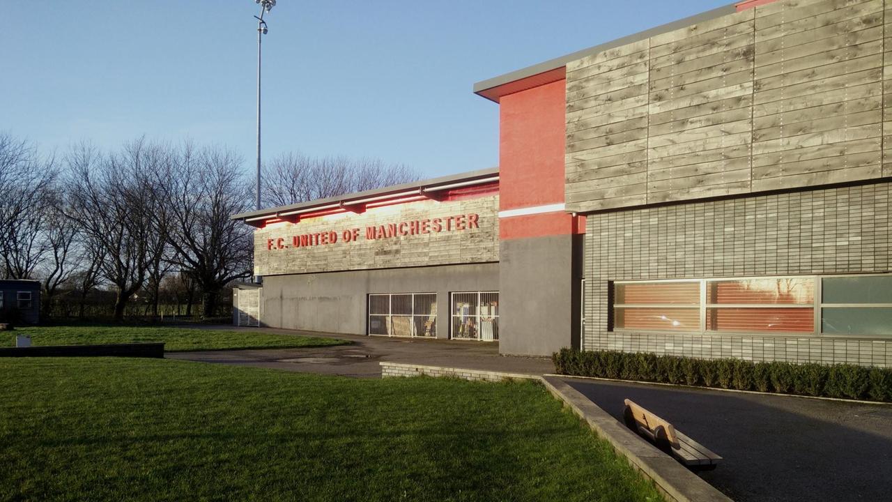 Das Eingangsgebäude des Stadions Broadhurst Park des FCUM. Das Eingangsgebäude des Stadions Broadhurst Park des FCUM.