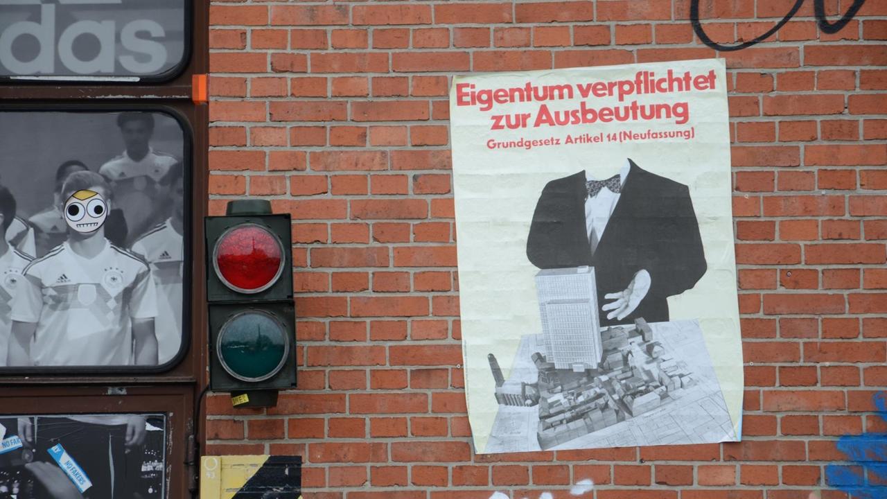 Auf einem Plakat an einer Backsteinwand steht "Eigentum verpflichtet zur Ausbeutung. Grungesetz Art 14 (Neufassung)" Auf einem Plakat an einer Backsteinwand steht "Eigentum verpflichtet zur Ausbeutung. Grungesetz Art 14 (Neufassung)"