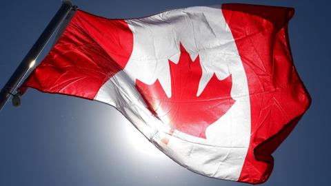 Kanadische Flagge im Gegenlicht
