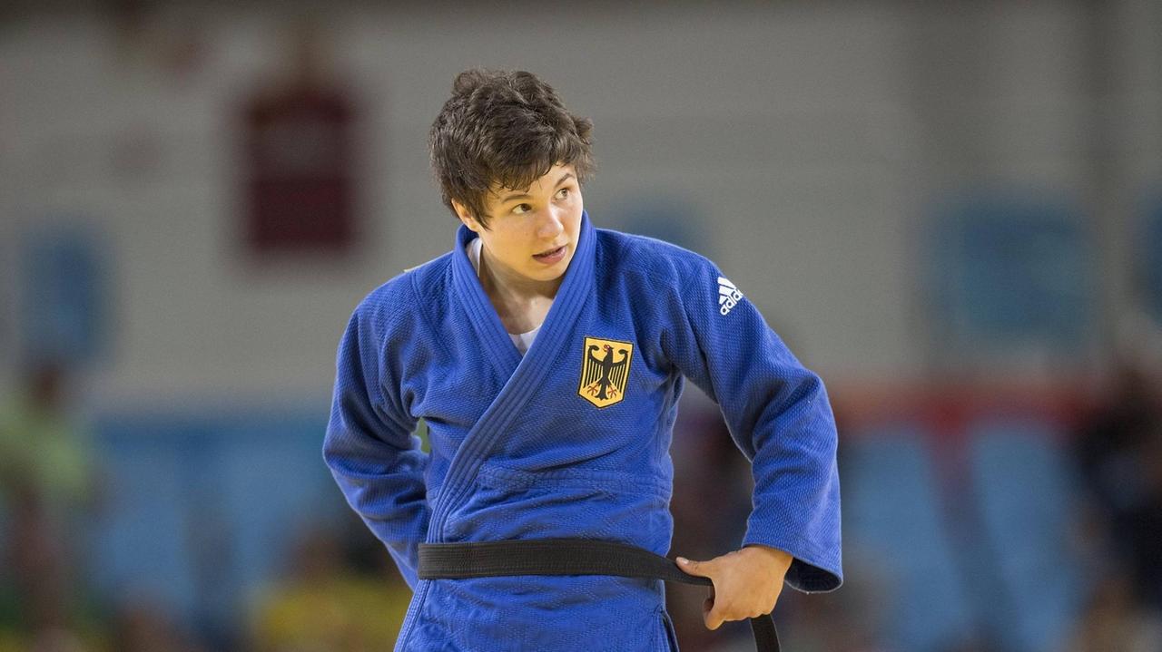 Laura Vargas Koch richtet ihren blauen Judoanzug im Kleinen Finale um Bronze der Frauen bis 70 kg am 10.08.2016 in Rio. Laura Vargas Koch richtet ihren blauen Judoanzug im Kleinen Finale um Bronze der Frauen bis 70 kg am 10.08.2016 in Rio.