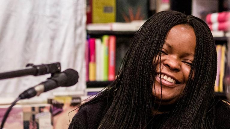 Petina Gappah im März 2018 bei einer Lesung und Präsentation Ihres Buches "Die Schuldigen von Rotten Row" in der Berliner Buchhandlung Dante Connection. Petina Gappah im März 2018 bei einer Lesung und Präsentation Ihres Buches "Die Schuldigen von Rotten Row" in der Berliner Buchhandlung Dante Connection.