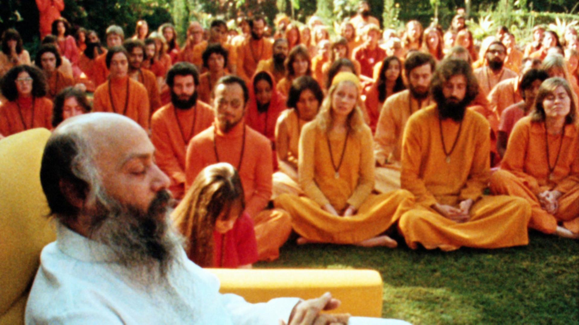 Guru Bhagwan mit Anhängern in den 1980-er Jahren Guru Bhagwan mit Anhängern in den 1980-er Jahren