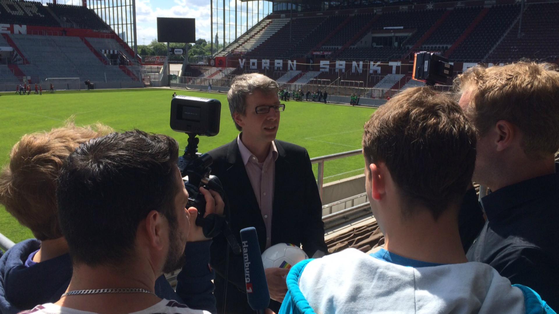 Alexander von Beyme, Organisationschef der schwullesbischen Fußball-EM gibt Interviews.