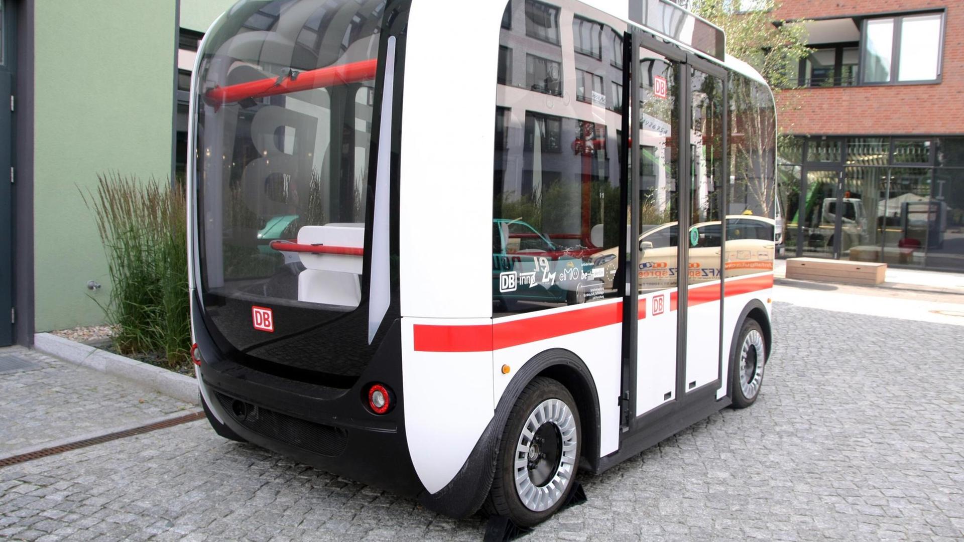 Der selbstfahrende Bus Olli steht am 27.06.2017 auf einem Testgelände in Berlin. Dieser Minibus braucht keinen Busfahrer, er hat einen Computer an Bord.