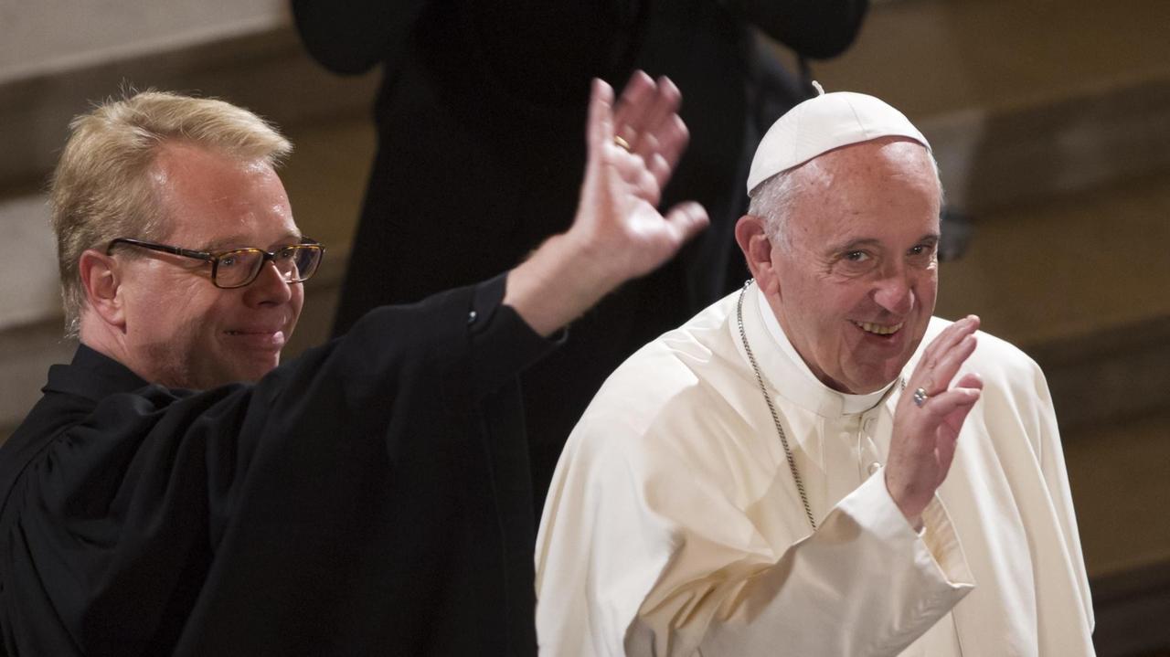 Papst Franzisus besucht im November 2015 die Christuskirche in Rom und steht neben Pfarrer Jens-Martin Kruse, dem Leiter der evangelischen Gemeinde in Rom (Bild: dpa / MAXPPP / Riccardo De Luca)
Papst Franzisus besucht im November 2015 die Christuskirche in Rom und steht neben Pfarrer Jens-Martin Kruse, dem Leiter der evangelischen Gemeinde in Rom (Bild: dpa / MAXPPP / Riccardo De Luca)