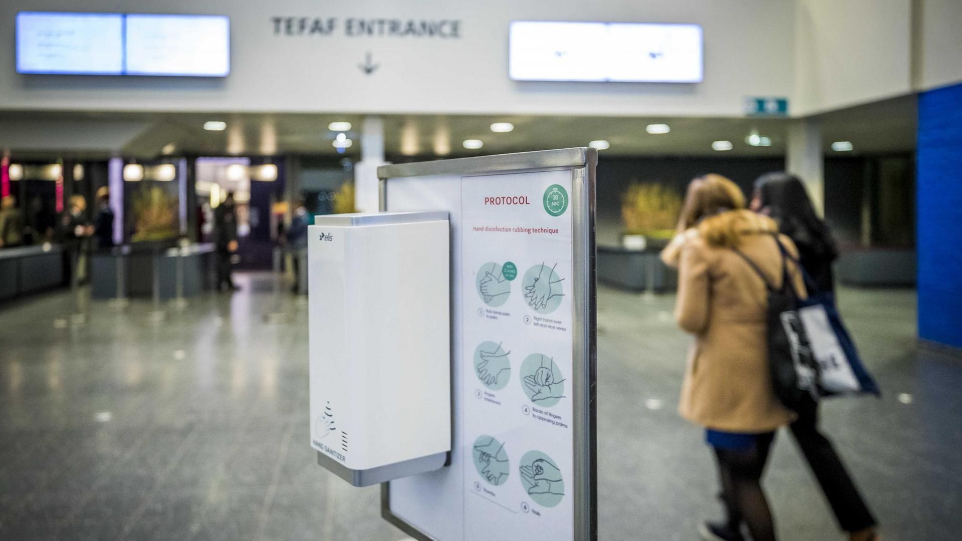 Vor der Maastrichter Kunstmesse Tefaf steht ein Aufsteller mit Desinfektionsmittel für die Hände. Vor der Maastrichter Kunstmesse Tefaf steht ein Aufsteller mit Desinfektionsmittel für die Hände.
