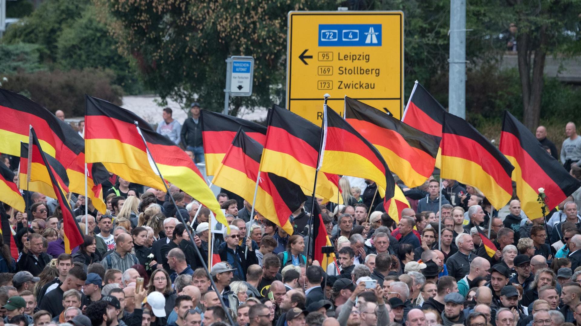 Viele Menschen und Deutschlandfahnen sind zu sehen während einer rechten Demo in Chemnitz Viele Menschen und Deutschlandfahnen sind zu sehen während einer rechten Demo in Chemnitz