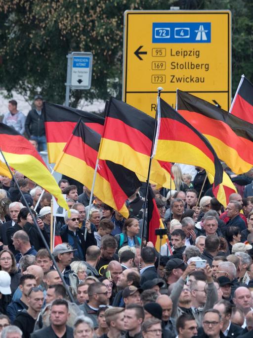 Viele Menschen und Deutschlandfahnen sind zu sehen während einer rechten Demo in Chemnitz