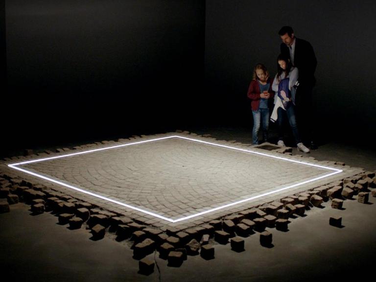 Ein leuchtendes, in den Boden eingelassenes Quadrat, das als Kunstwerk im Spielfilm "The Square" zu sehen ist