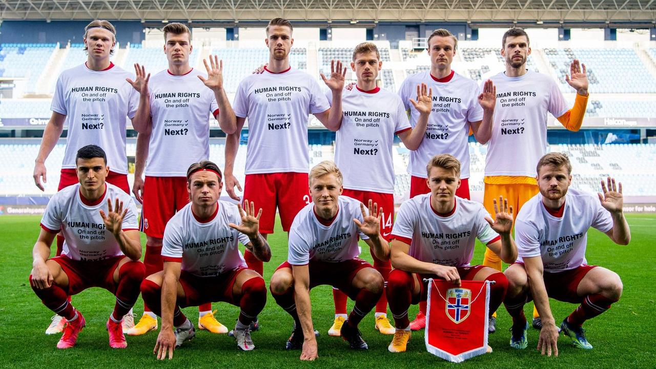 Die norwegischen Spieler tragen T-Shirts, auf denen die Menschenrechte eingefordert werden und zeigen die linke Hand als Symbol für die Menschenrechte. Die norwegischen Spieler tragen T-Shirts, auf denen die Menschenrechte eingefordert werden und zeigen die linke Hand als Symbol für die Menschenrechte.