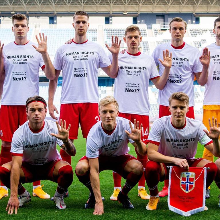 Die norwegischen Spieler tragen T-Shirts, auf denen die Menschenrechte eingefordert werden und zeigen die linke Hand als Symbol für die Menschenrechte.