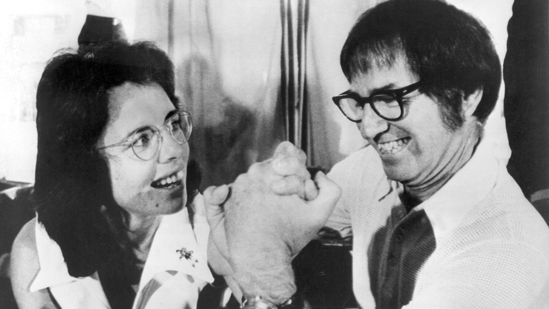 Die beiden Tennis-Champions Bobby Riggs (r) und Billie Jean King messen auf einer Pressekonferenz am 11.07.1973 in New York spielerisch ihre Kräfte. Die beiden Tennis-Champions Bobby Riggs (r) und Billie Jean King messen auf einer Pressekonferenz am 11.07.1973 in New York spielerisch ihre Kräfte.