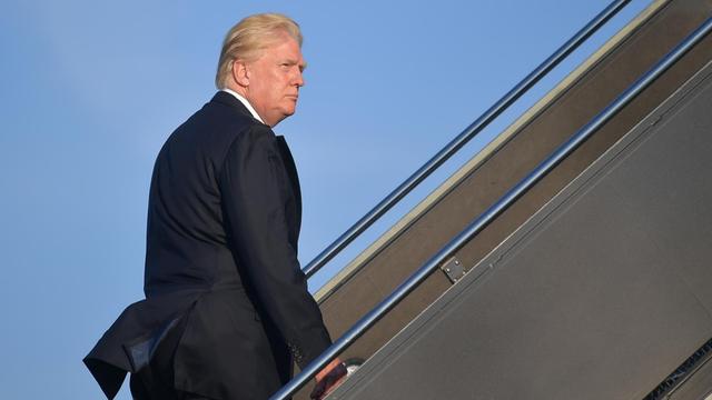 US-Präsident Donald Trump steigt am Flughafen Newark in ein Flugzeug ein (11.6.2017).
