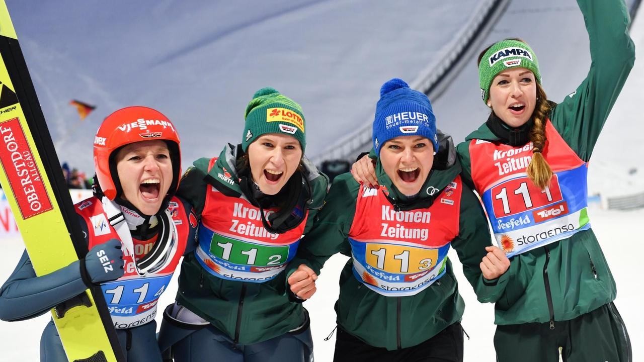 Skispringen - Teamspringen, Damen, 1. Durchgang. Deutschlands (l-r) Katharina Althaus, Ramona Straub, Carina Vogt und Juliane Seyfarth freuen sich. Skispringen - Teamspringen, Damen, 1. Durchgang. Deutschlands (l-r) Katharina Althaus, Ramona Straub, Carina Vogt und Juliane Seyfarth freuen sich.