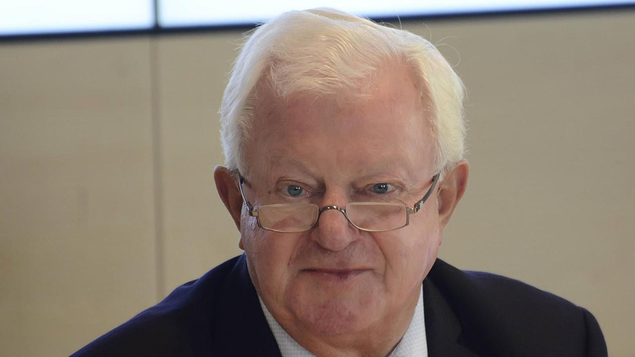 29 . 08 . 2017 , Berlin / Mitte : Pk DRK - Suchdienst . Foto : Dr . Rudolf Seiters , Präsident des Deutschen Roten Kreuzes . *** 29 08 2017 Berlin centre press conference DRC Search service Photo Dr Rudolf Seiters President the German Red Cross 29 . 08 . 2017 , Berlin / Mitte : Pk DRK - Suchdienst . Foto : Dr . Rudolf Seiters , Präsident des Deutschen Roten Kreuzes . *** 29 08 2017 Berlin centre press conference DRC Search service Photo Dr Rudolf Seiters President the German Red Cross