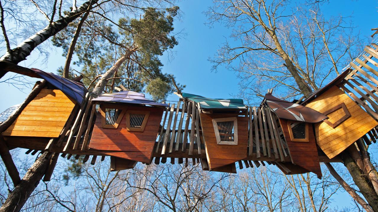 Baumhäuser im Abenteuerfreizeitpark "Kulturinsel Einsiedel" im ostsächsischen Zentendorf Baumhäuser im Abenteuerfreizeitpark "Kulturinsel Einsiedel" im ostsächsischen Zentendorf