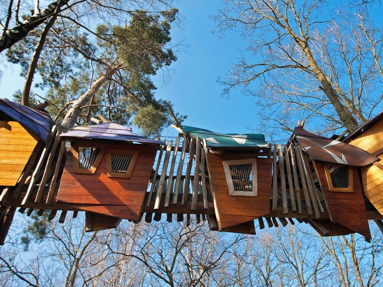 Baumhäuser im Abenteuerfreizeitpark "Kulturinsel Einsiedel" im ostsächsischen Zentendorf