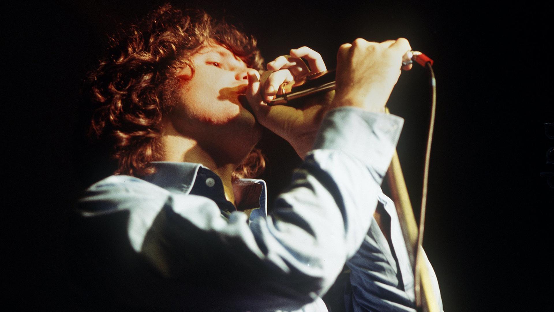 Undatierte Aufnahme von Jim Morrison während eines Auftritts von The Doors. Undatierte Aufnahme von Jim Morrison während eines Auftritts von The Doors.