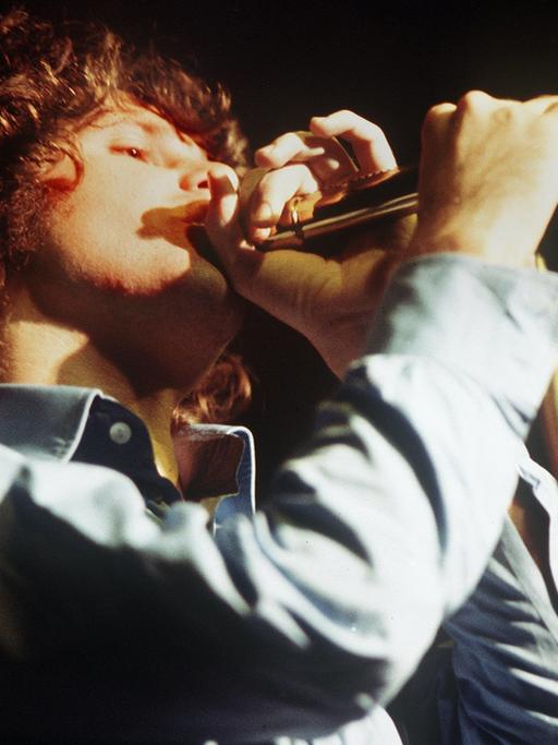 Undatierte Aufnahme von Jim Morrison während eines Auftritts von The Doors.