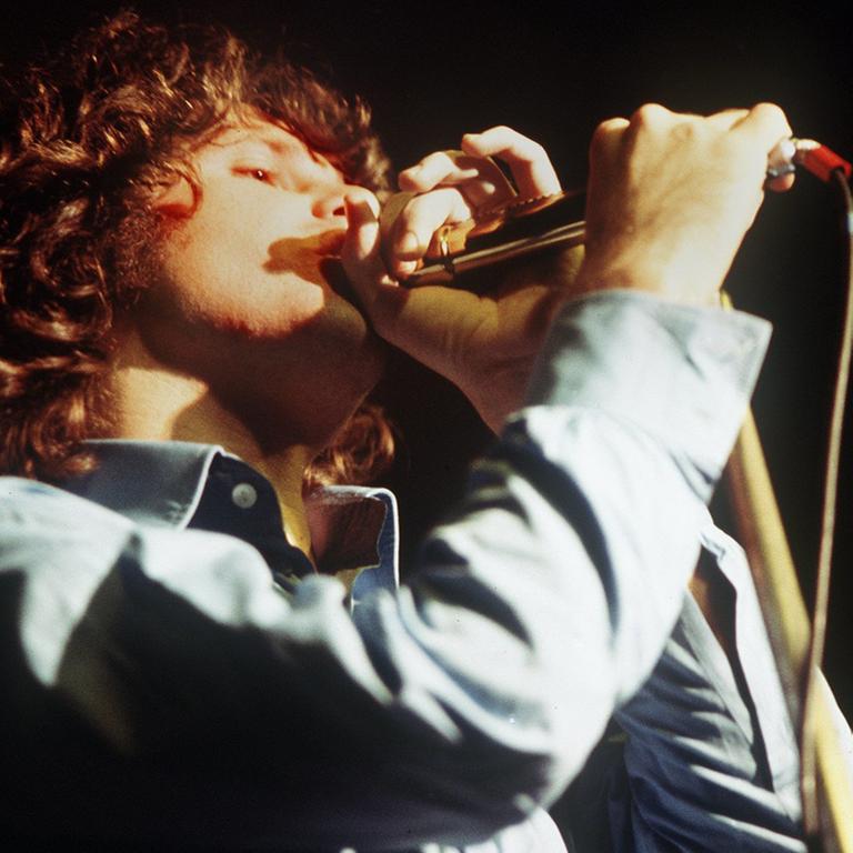 Undatierte Aufnahme von Jim Morrison während eines Auftritts von The Doors. 