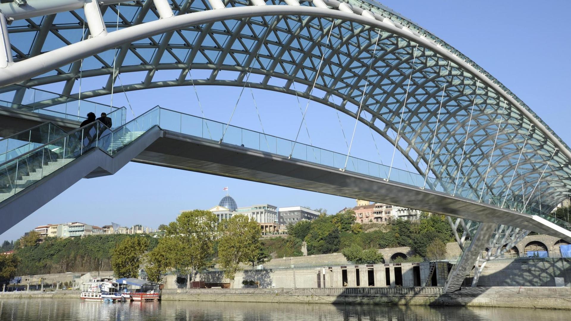 Blick auf die Brücke des Friedens über den Mtkwari-Fluss in Georgiens Hauptstadt Tiflis. Blick auf die Brücke des Friedens über den Mtkwari-Fluss in Georgiens Hauptstadt Tiflis.