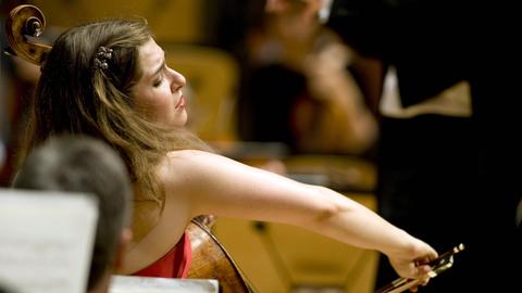 Die Cellistin Alisa Weilerstein spielt Dvořák mit den Philharmonikern von Los Angeles in der Walt Disney Konzerthalle.