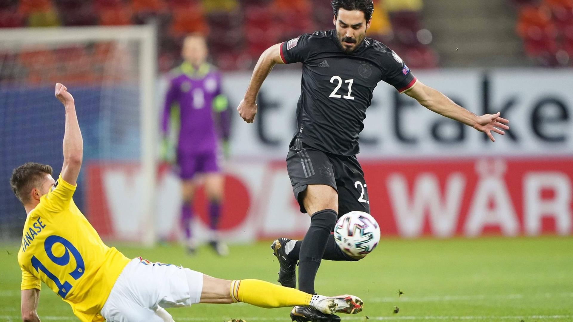 WM-Qualifikation: Deutschlands Ilkay Gündogan (r.) im Zweikampf gegen Rumäniens Florin Tanase. WM-Qualifikation: Deutschlands Ilkay Gündogan (r.) im Zweikampf gegen Rumäniens Florin Tanase.