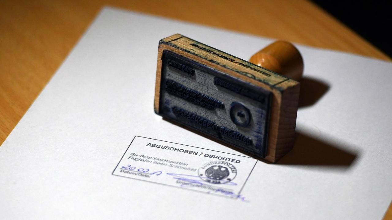 Der Schriftzug Abgeschoben/Deported steht auf einem amtlichen Stempelbild der Bundespolizei. Der Schriftzug Abgeschoben/Deported steht auf einem amtlichen Stempelbild der Bundespolizei.