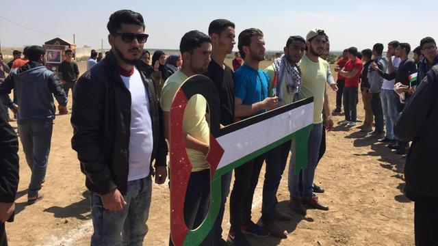 Junge Männer protestieren im Gaza-Streifen