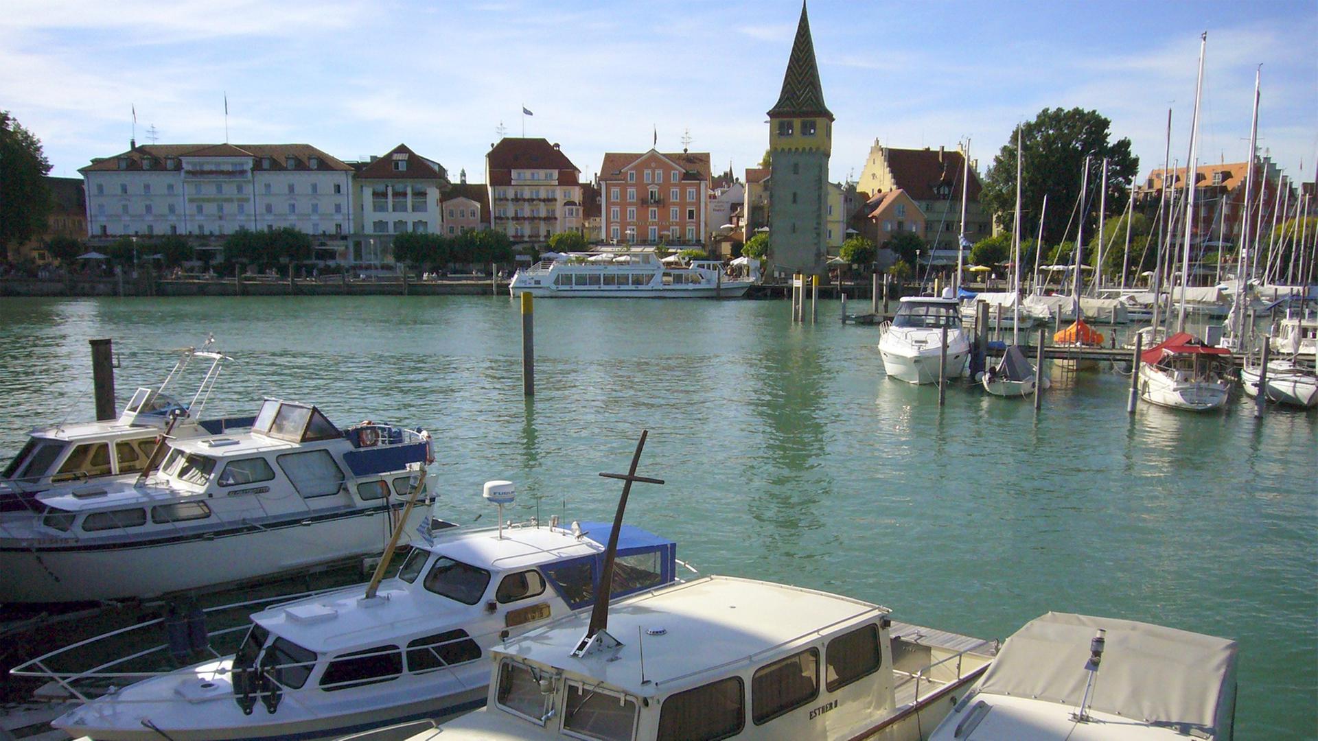 Lindau am Bodensee liegt am östlichen Ufer des Bodensees im Dreiländereck Deutschland-Österreich-Schweiz. Lindau am Bodensee liegt am östlichen Ufer des Bodensees im Dreiländereck Deutschland-Österreich-Schweiz.