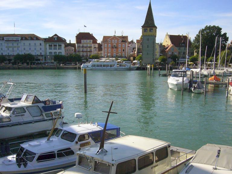 Lindau am Bodensee liegt am östlichen Ufer des Bodensees im Dreiländereck Deutschland-Österreich-Schweiz.