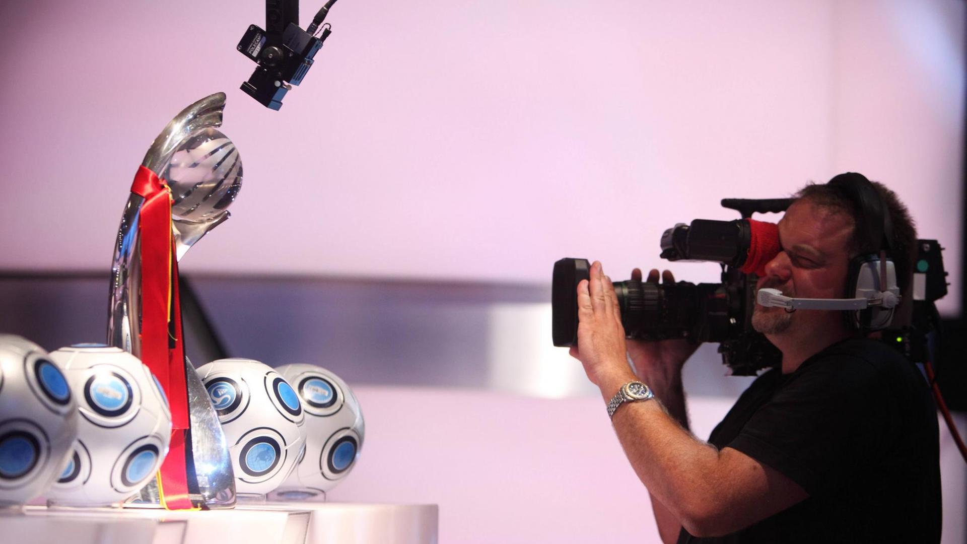 Der EM-Pokal wird im aktuelle Sport Studio von einem Kameramann gefilmt Der EM-Pokal wird im aktuelle Sport Studio von einem Kameramann gefilmt