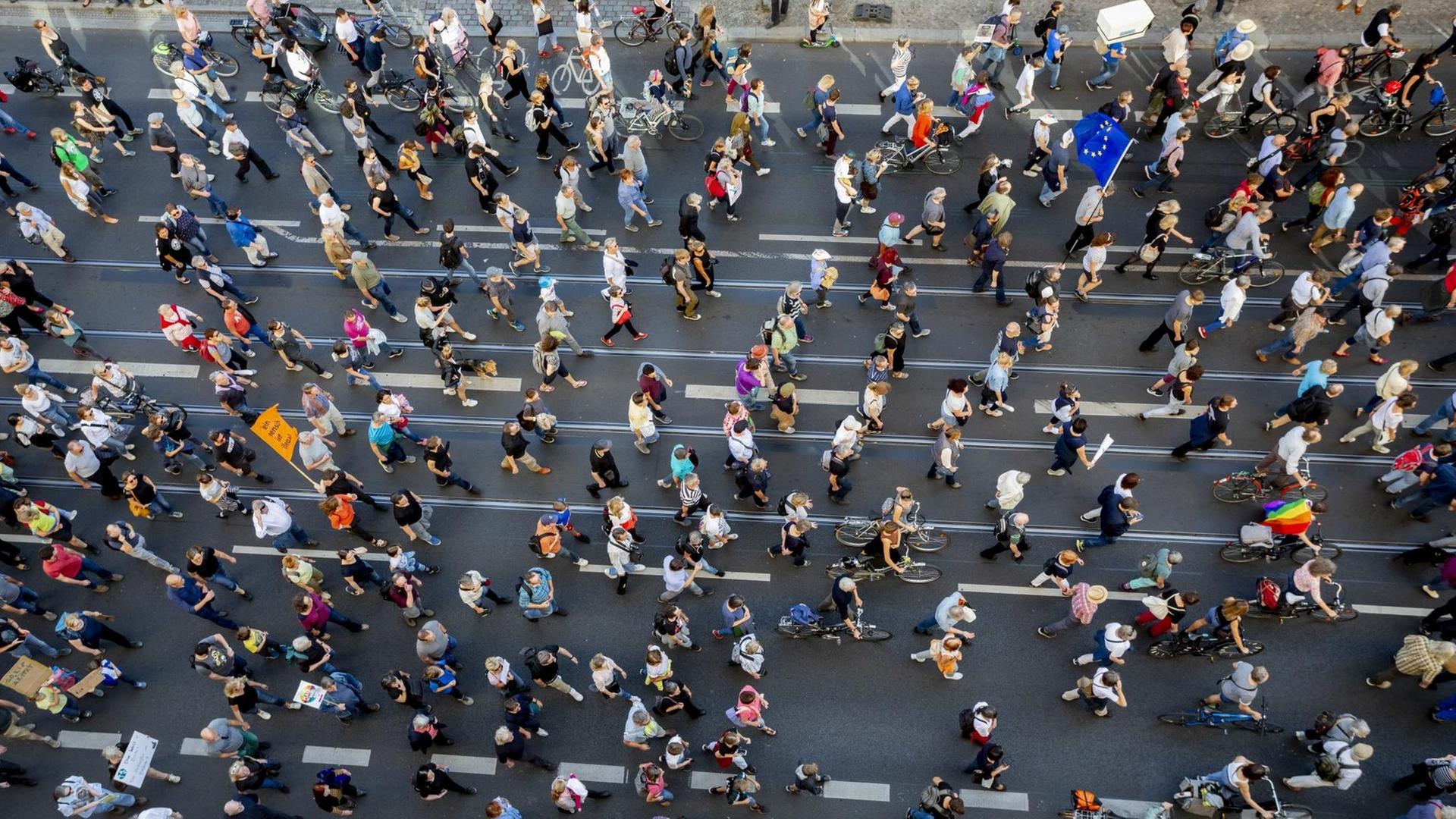 Teilnehmer der Demonstration gegen Rassismus und Rechtsruck mit dem Motto "Unteilbar" gehen im Oktober 2018 auf der Leipziger Straße in Berlin. Teilnehmer der Demonstration gegen Rassismus und Rechtsruck mit dem Motto "Unteilbar" gehen im Oktober 2018 auf der Leipziger Straße in Berlin.