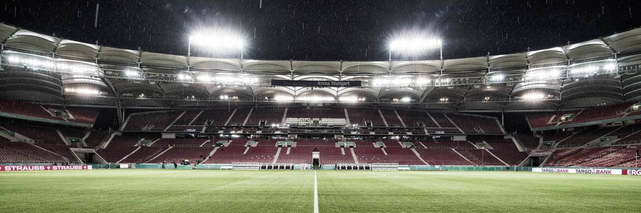 Die leere Mercedes-Benz-Arena in Stuttgart bei starkem Regen und im Flutlicht.