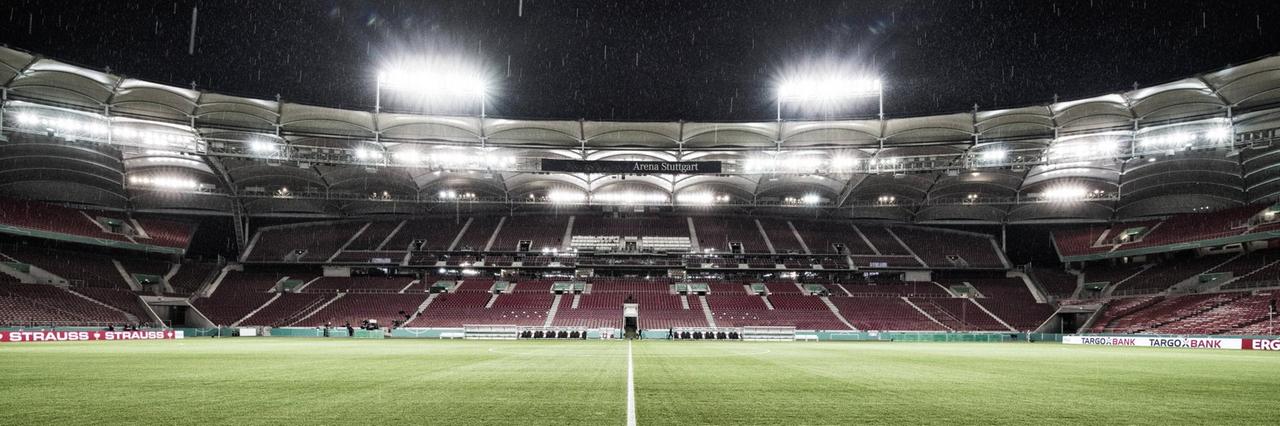 Die leere Mercedes-Benz-Arena in Stuttgart bei starkem Regen und im Flutlicht. Die leere Mercedes-Benz-Arena in Stuttgart bei starkem Regen und im Flutlicht.