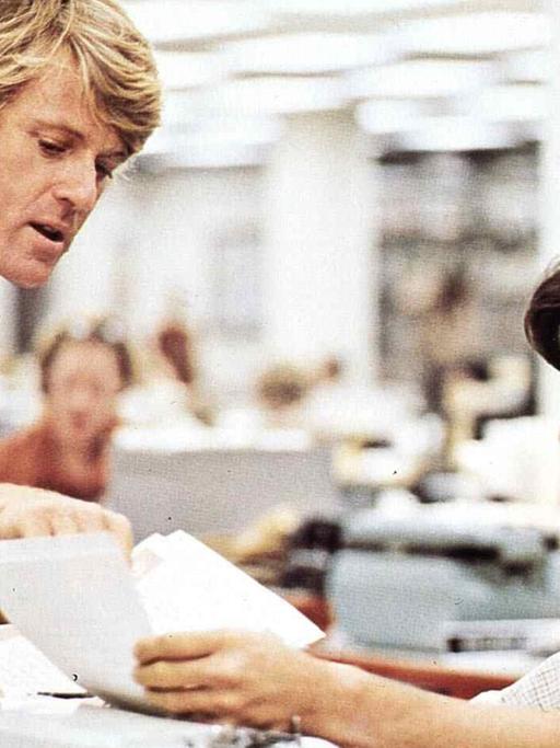 Untouchables, The (1987) Robert Redford, Dustin Hoffman Die beiden Reporter Bob Woodward (Robert Redford) und Carl Bernstein (Dustin Hoffman) recherchieren eine hoechst brisante Story. Regie: Brian de Palma , Paramount clips 05/98 |