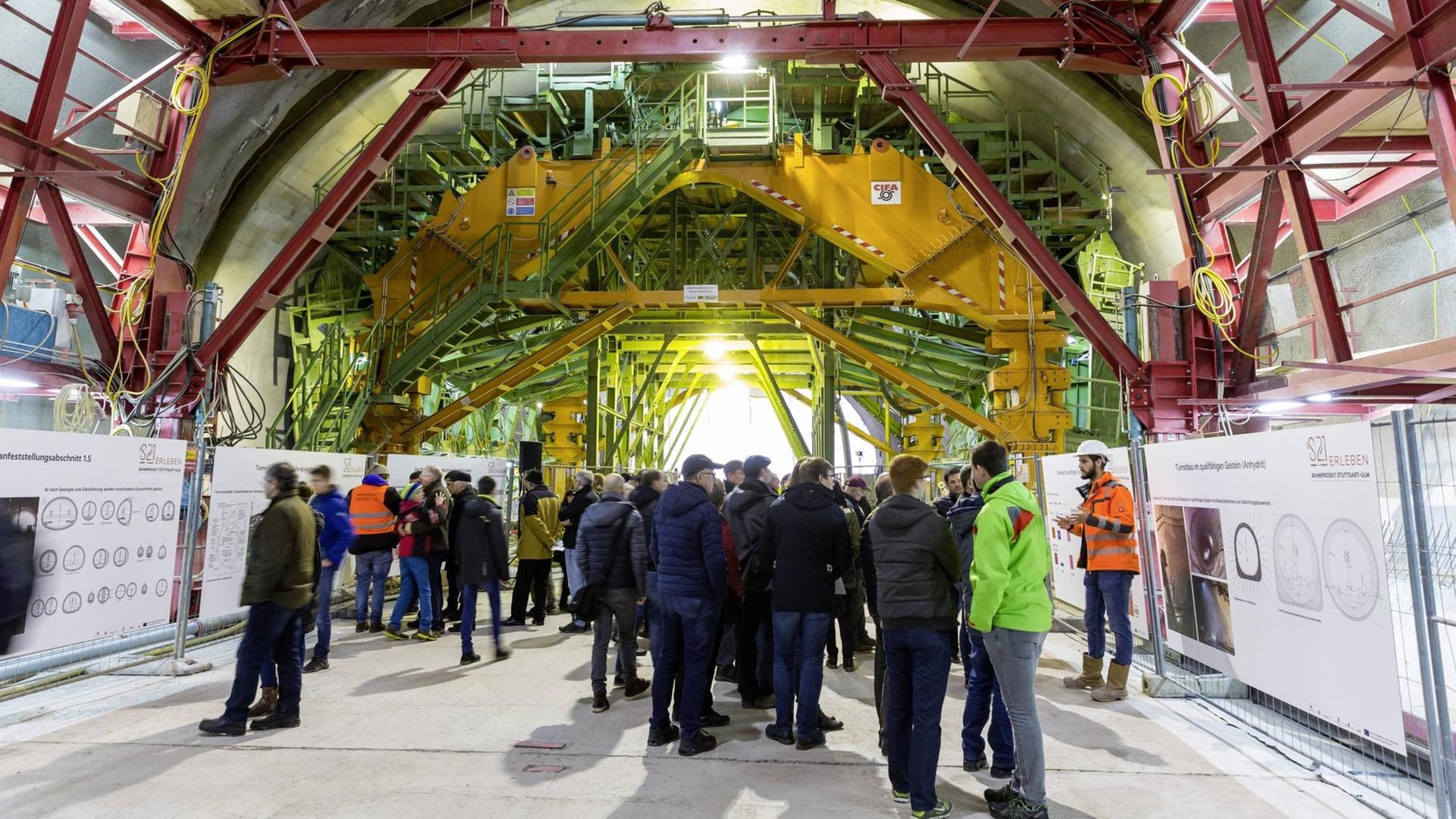 Die Baustelle S21 am Hauptbahnhof Stuttgart. Traditionell laden die Projektpartner zum Jahresbeginn zu den Tagen der offenen Baustelle. Auch 2018 informierten sich Tausende Bürger über den Baufortschritt. Die Baustelle S21 am Hauptbahnhof Stuttgart. Traditionell laden die Projektpartner zum Jahresbeginn zu den Tagen der offenen Baustelle. Auch 2018 informierten sich Tausende Bürger über den Baufortschritt.