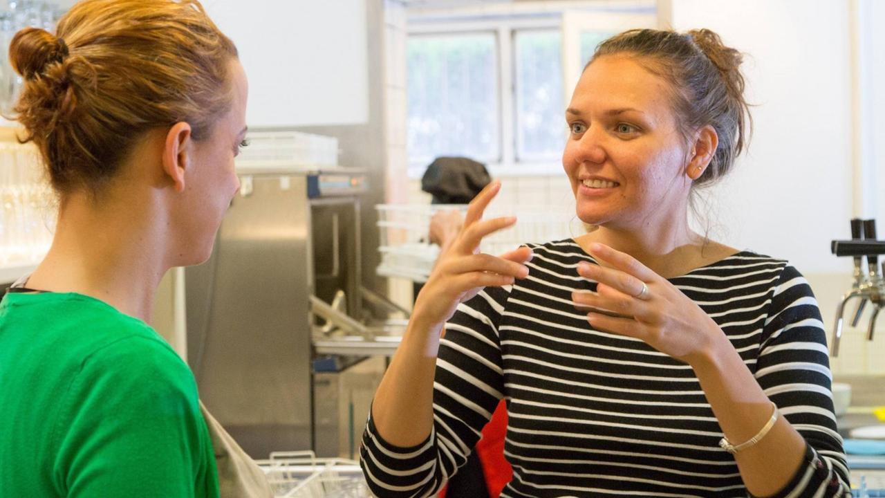Azubis im inklusiven Ausbildungsjahrgang in der Gastronomie Azubis im inklusiven Ausbildungsjahrgang in der Gastronomie