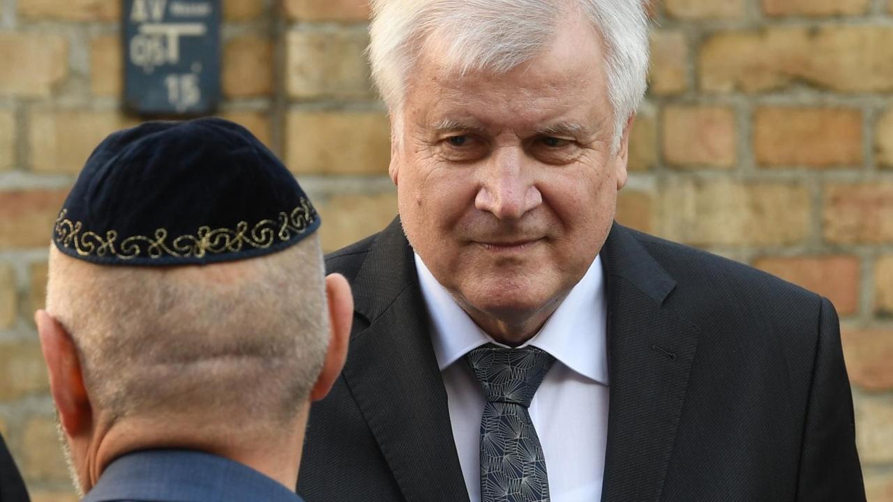 Bundesinnenminister Horst Seehofer (CSU) mit einem Vertreter der jüdischen Gemeinde. Bundesinnenminister Horst Seehofer (CSU) mit einem Vertreter der jüdischen Gemeinde.