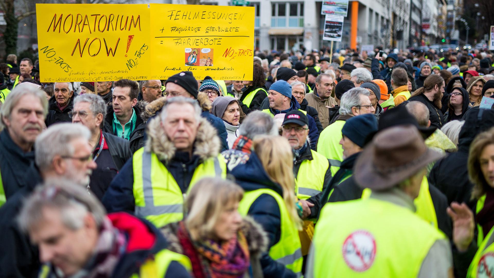 Demonstration auf dem Stuttgarter Wilhelmplatz gegen das Diesel-Fahrverbot in der Stadt. Demonstration auf dem Stuttgarter Wilhelmplatz gegen das Diesel-Fahrverbot in der Stadt.