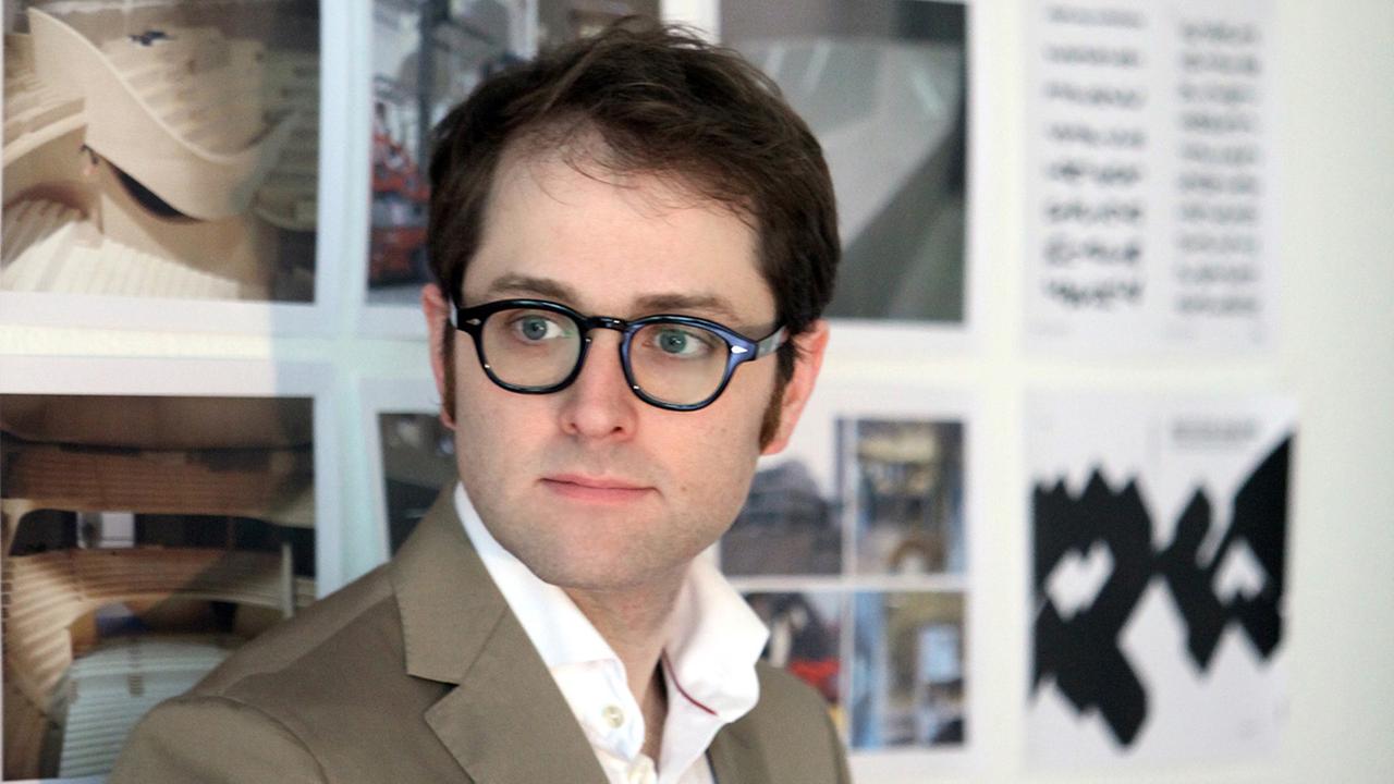 Benjamin Samuel Koren ist Architekt, Musiker und Informatiker. Er berechnete im Computer die Oberfläche der 10.000 Paneele. Benjamin Samuel Koren ist Architekt, Musiker und Informatiker. Er berechnete im Computer die Oberfläche der 10.000 Paneele.